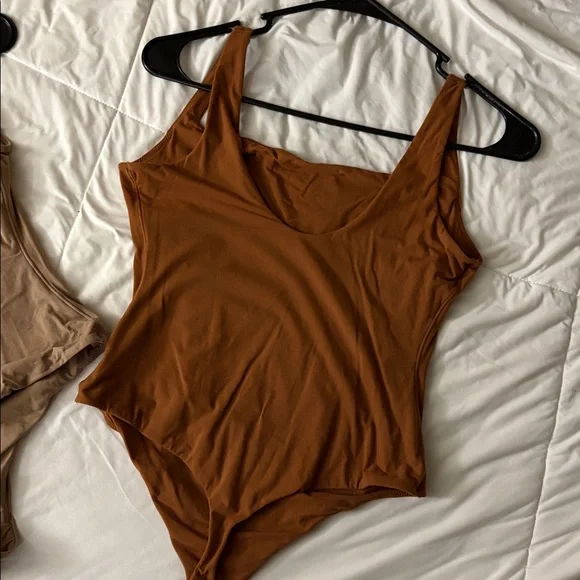 TWO SKIMS fits everybody square neck bodysuits - Picture 4 of 5